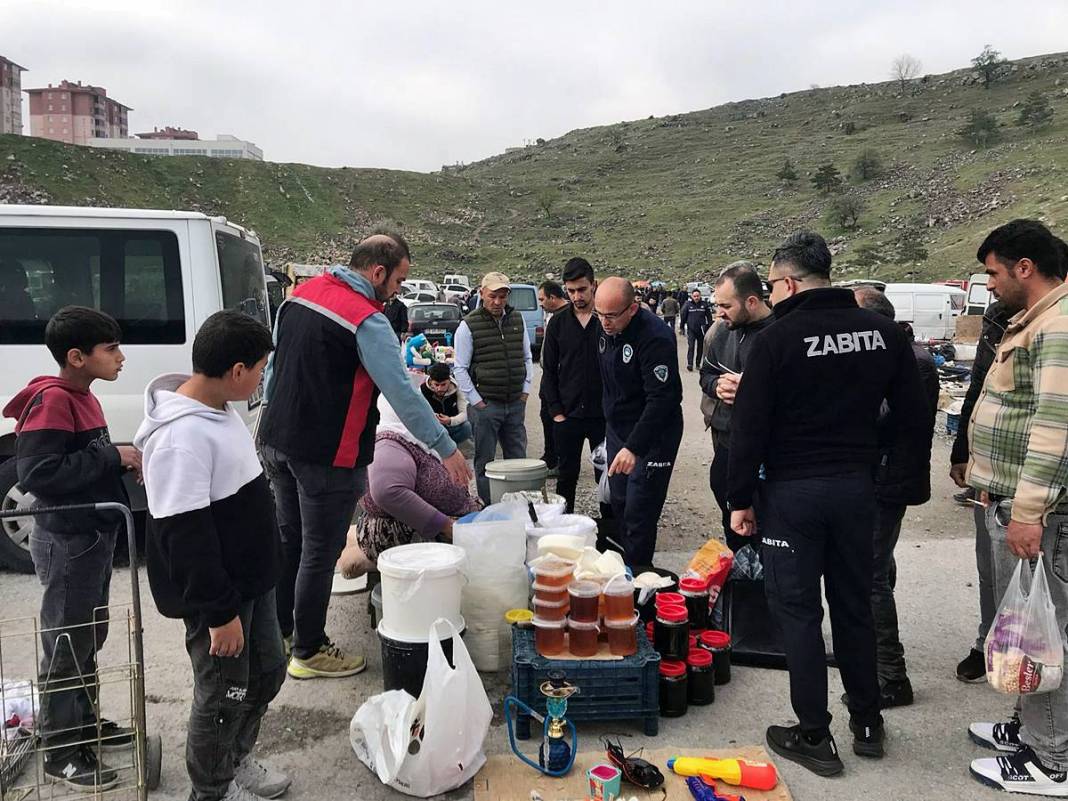 Yufka, bal, salam, bezelye... Toz toprağın içinde satılanlar şaşkına çevirdi! Şok baskınla neye uğradıklarını şaşırdılar 3